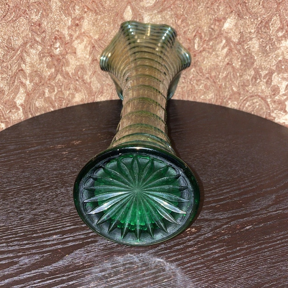 NWOT Vintage 1930’s Imperial Ripple Green Carnival Glass Vase. - Picture 6 of 7